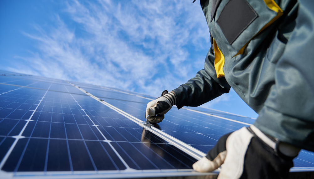 Toiture, ombrière, tracker : un installateur de panneaux photovoltaïques en Sarthe pour chaque configuration