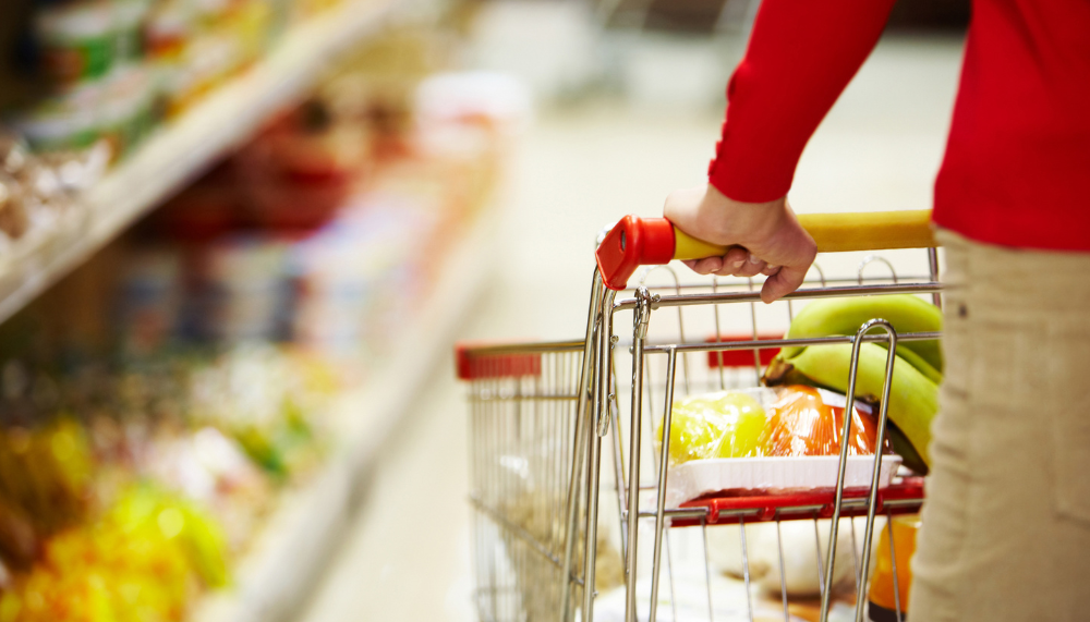 Comment accompagner une personne âgée qui ne peut plus faire ses courses seule ?